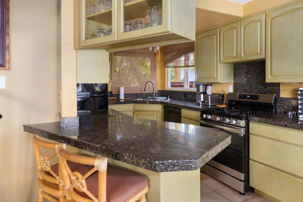 Plumeria Suite, 2-Bedrooms, Sleeps 6, Pool & Bbq, Pre-Renovation Summer Sale קיהיי מראה חיצוני תמונה