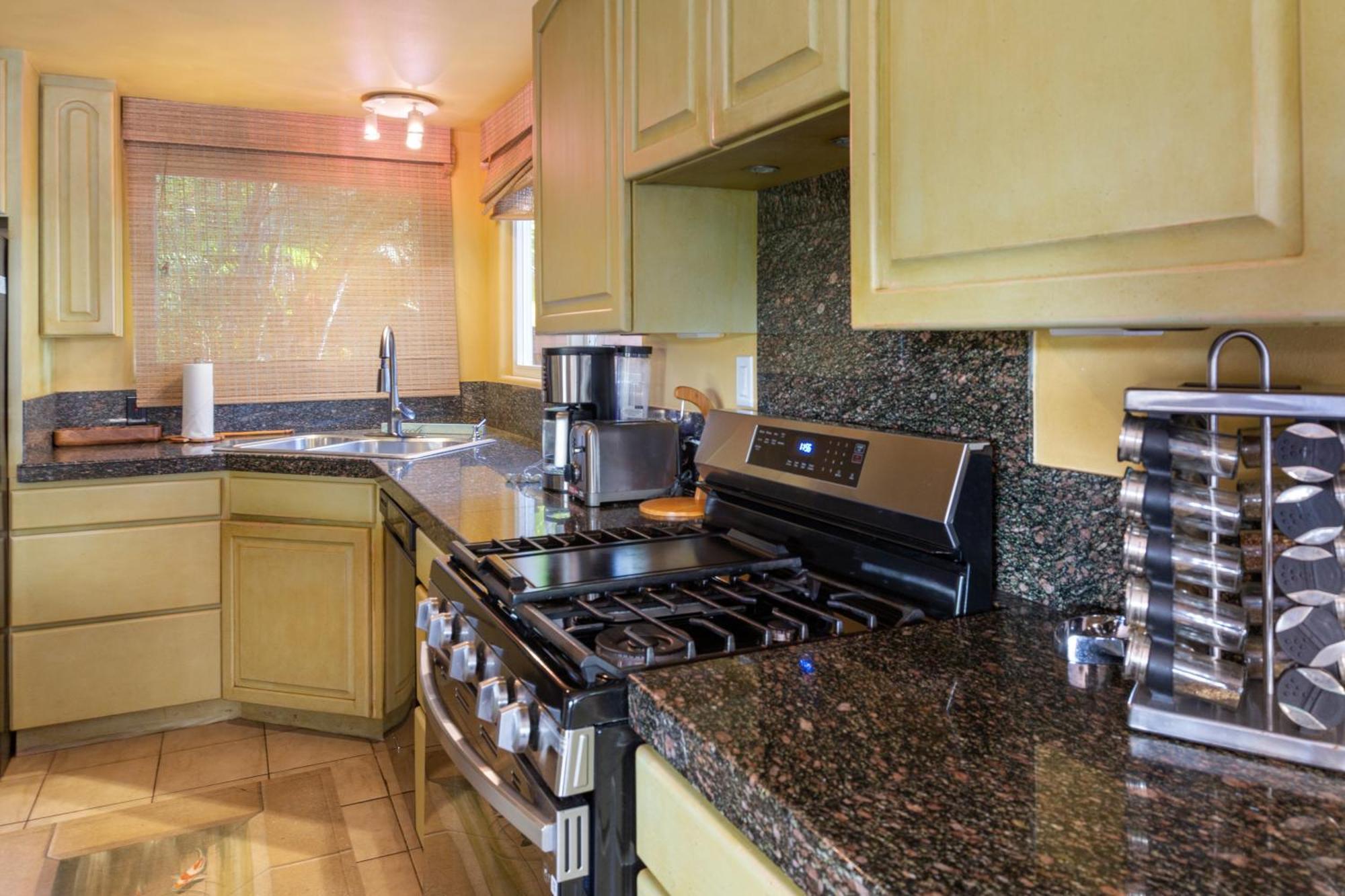 Plumeria Suite, 2-Bedrooms, Sleeps 6, Pool & Bbq, Pre-Renovation Summer Sale קיהיי מראה חיצוני תמונה
